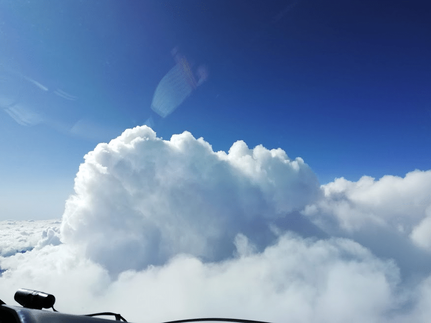 雲の正体と形成メカニズム・飛行機雲の仕組みと天気との関係