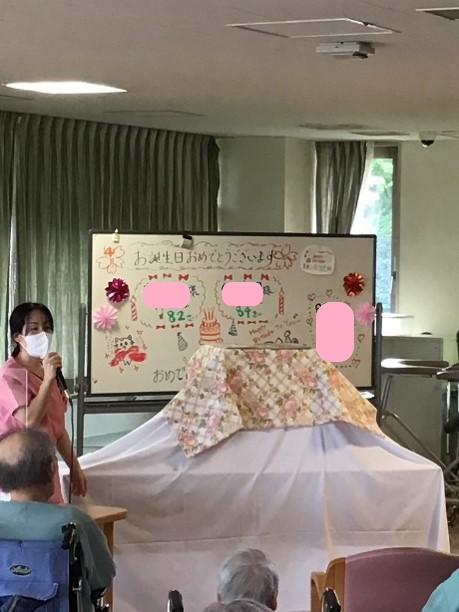 ホワイトボードを使って「都道府県名当て」高齢者介護をサポートするレクリエーション情報誌『レクリエ』