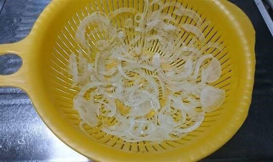 玉ねぎを水にさらすのはもったいない！辛みを除いて栄養丸ごと取る方法 - E・レシピ 1 1ページ