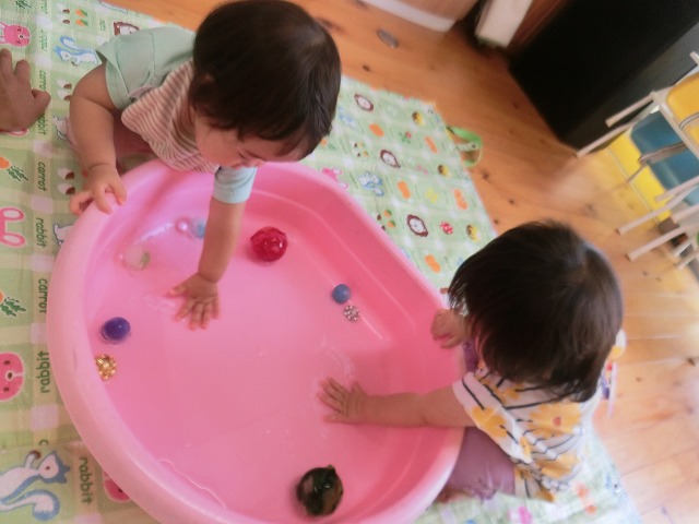 初めての氷 0歳児日々の保育そあ季の花保育園社会福祉法人 砂原母の会