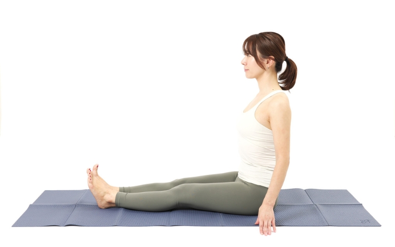 脚を伸ばして座るだけ！ 体幹を鍛える＆太ももを引き締める座り方「長座」のコツヨガジャーナルオンライン