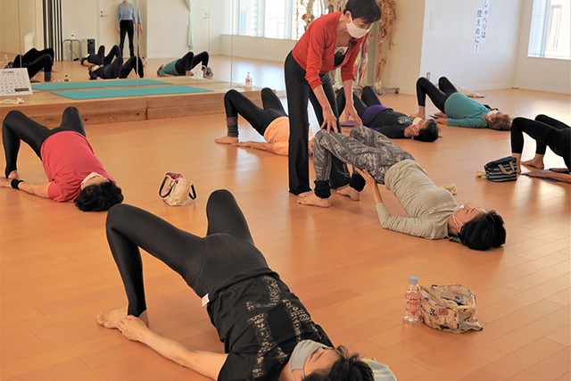 背中に手を回す方法 背中で握手！肩関節の可動域アップ！！セルフマッサージ＆ストレッチ