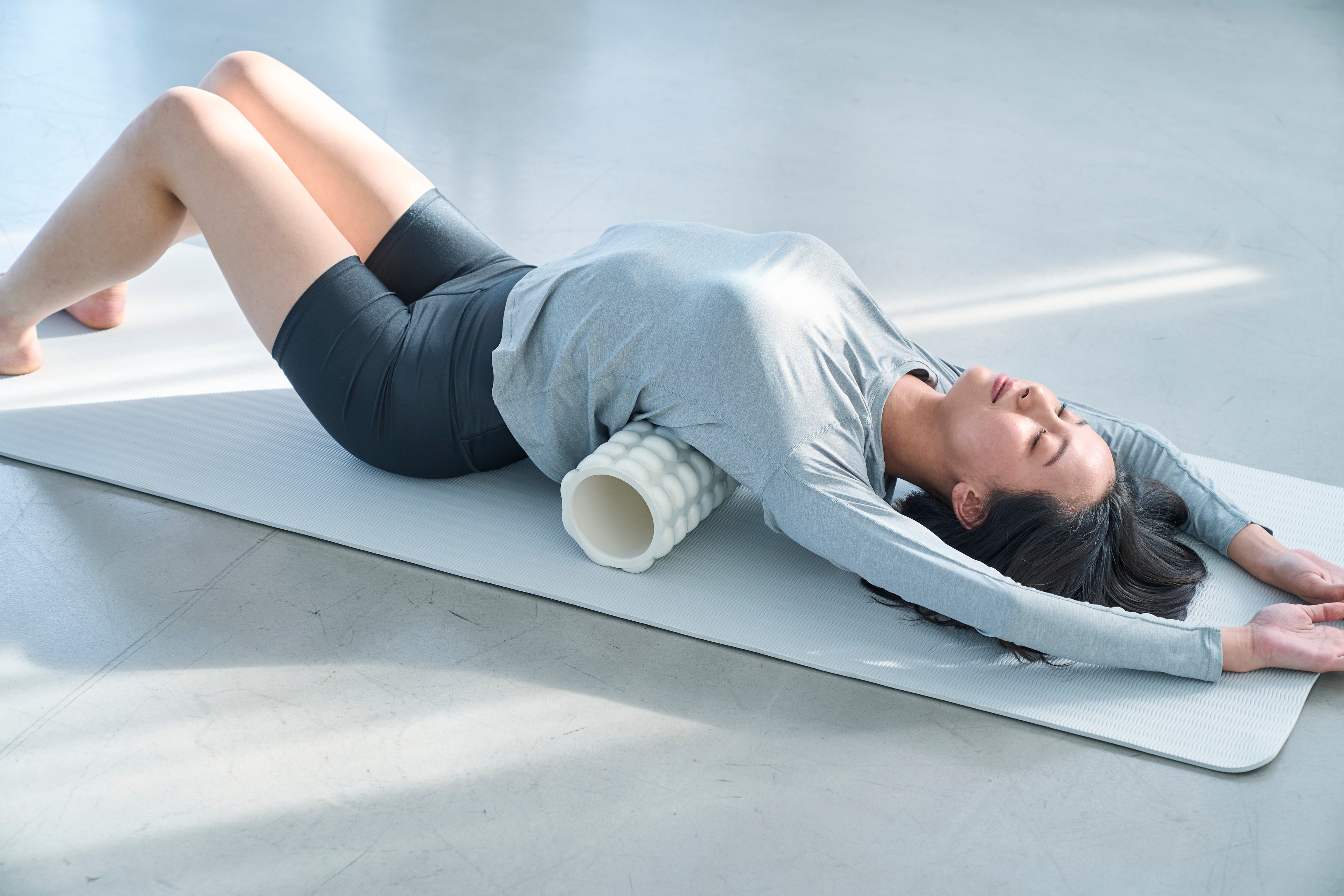 整体の指圧マッサージをする整体師のイメージの写真・画像素材-Snapmart スナップマート