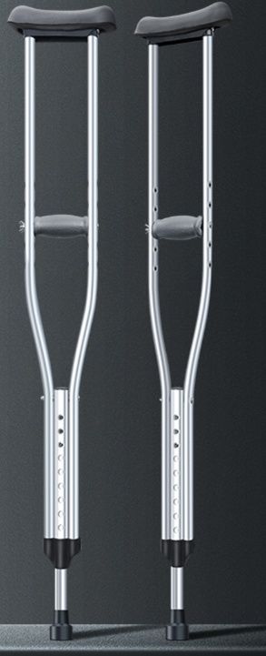 足の骨折でも安心して歩ける!医師監修の使いやすい松葉杖おすすめ10選 - 杖専門通販 Tsuely