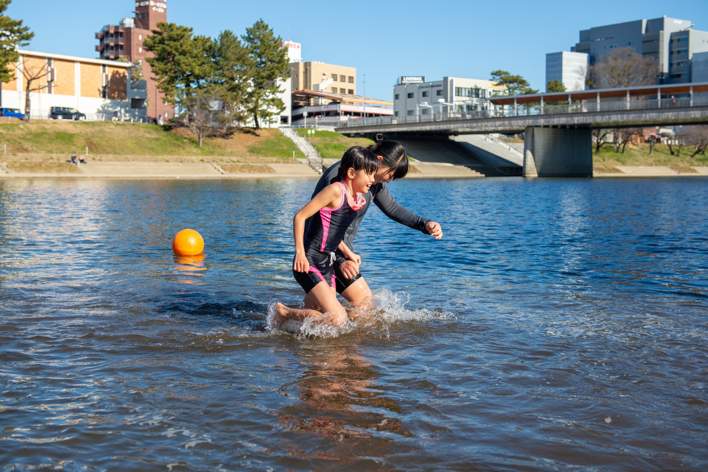 水温14度、気合で海に駆け込んだ 厳寒のなか伝統の館山寒中水泳千葉県 ：朝日新聞
