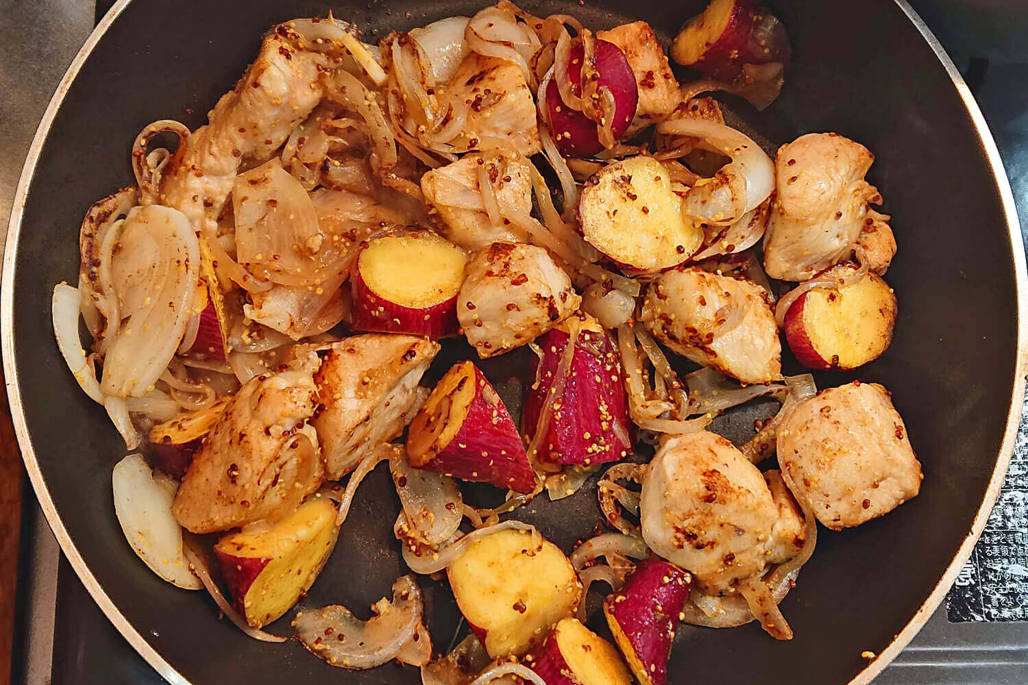 作り置きにも 鶏むねとさつまいもの甘辛あえ