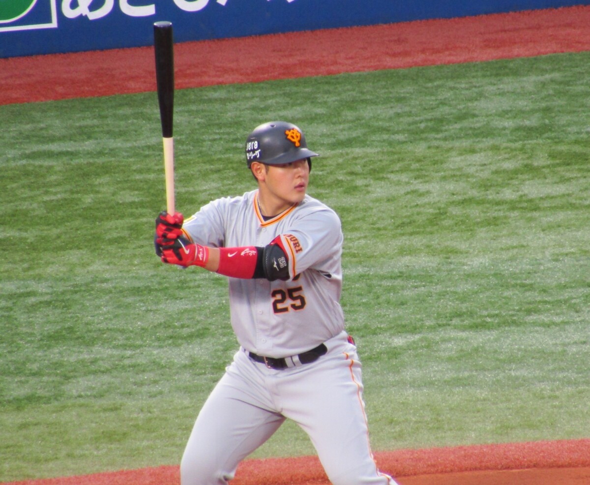 ファーストにありがちなアクシデント」巨人・岡本和真の緊急事態に悲鳴 評論家「やばいと思っても本能的に手を引けない」 野球 デイリースポーツ online