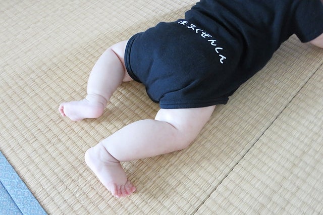 赤ちゃんのうつぶせ寝を防止する対策とは？ 直し方・寝返り・顔の形・練習保育士くらぶ