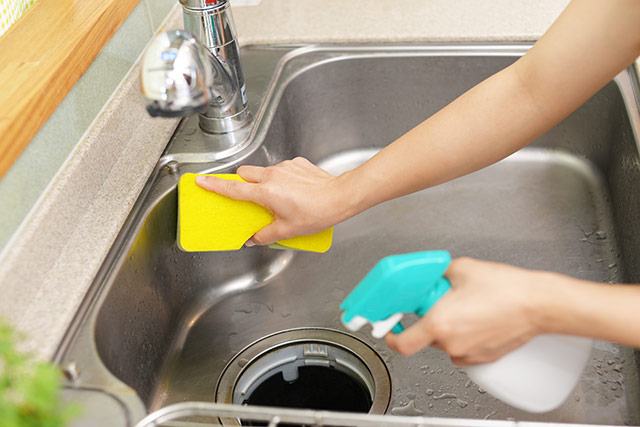 こだわりのオールステンレスのキッチンは、お手入れのしやすさとカッコよさの両面から採用。床も手入れが楽なタイル貼り。高断熱住宅だから、冬でも暖