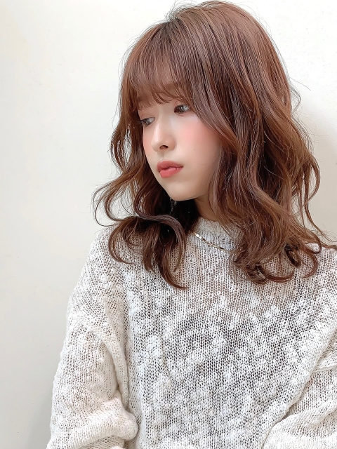 大きめなウェーブ、緩めなパーマ、ミディアムパーマmarju銀座 マージュギンザ のヘアスタイル美容院・美容室を予約するなら楽天ビューティ
