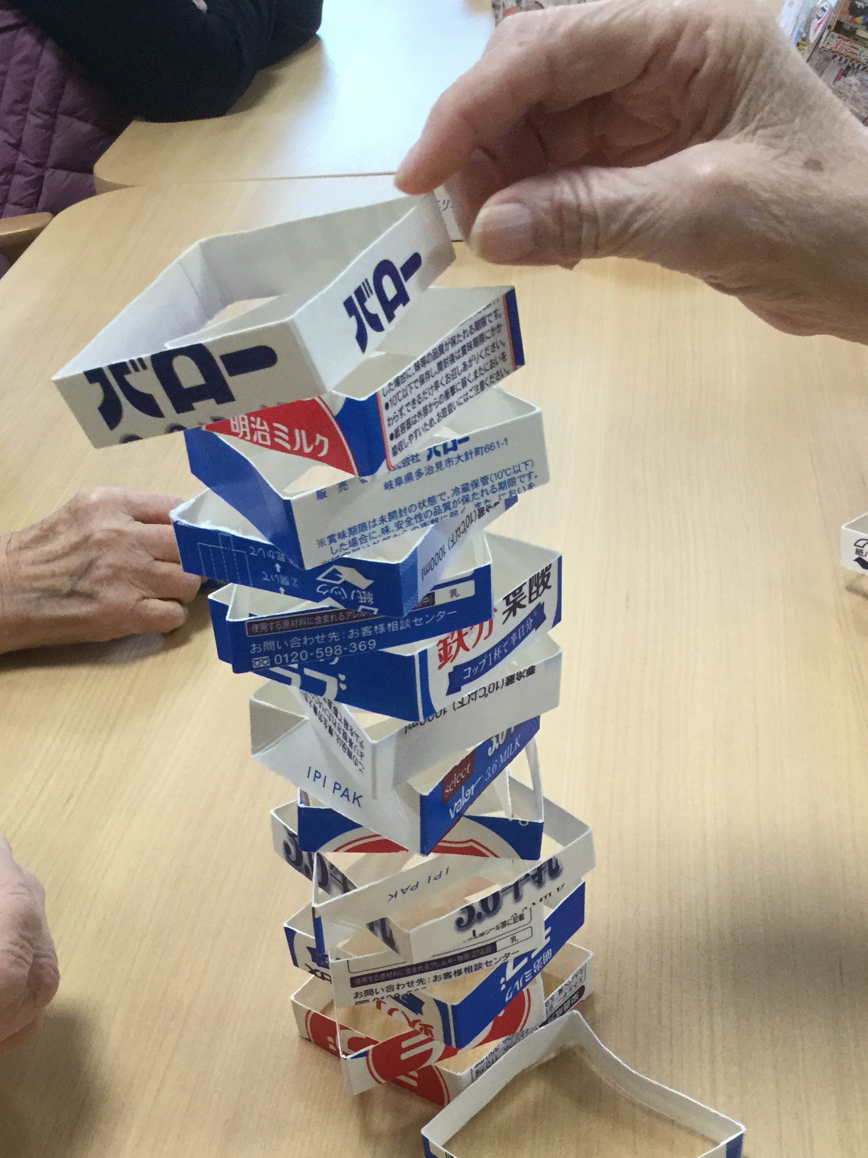 牛乳パックでレク② – カルナライフ
