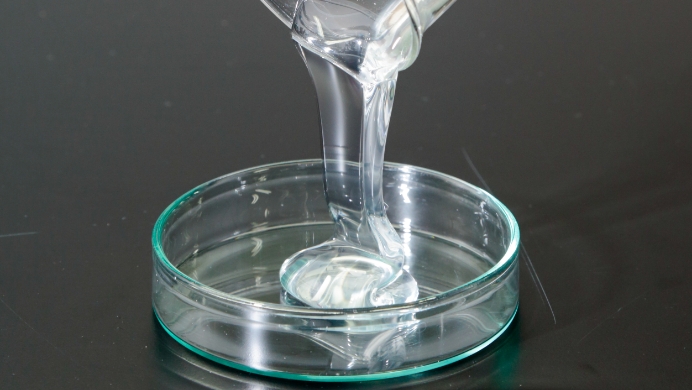 レジンとは？プロに聞いた初心者向けの簡単「UVレジンアクセサリー」の作り方minneとものづくりと