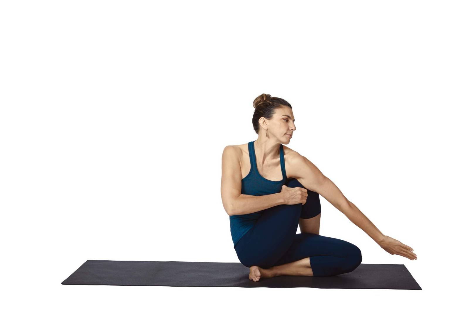 ⠀ ⠀ ⠀ ⠀ ⠀ ⠀ ⠀ ⠀ ⠀ ⠀ねじった三角のポーズ パリヴリッタトリコーナアーサナ ⠀ ⠀ ⠀ ⠀ ⠀ ⠀ ⠀ ⠀ ⠀1.左足を前にし両足を前後に開いて立ち、両手は腰。⠀ ⠀ ⠀ 右足斜め45℃外側に開き骨盤正面に向けます。⠀ ⠀ ⠀ ⠀ ⠀ ⠀2.股関節から上半身を前に