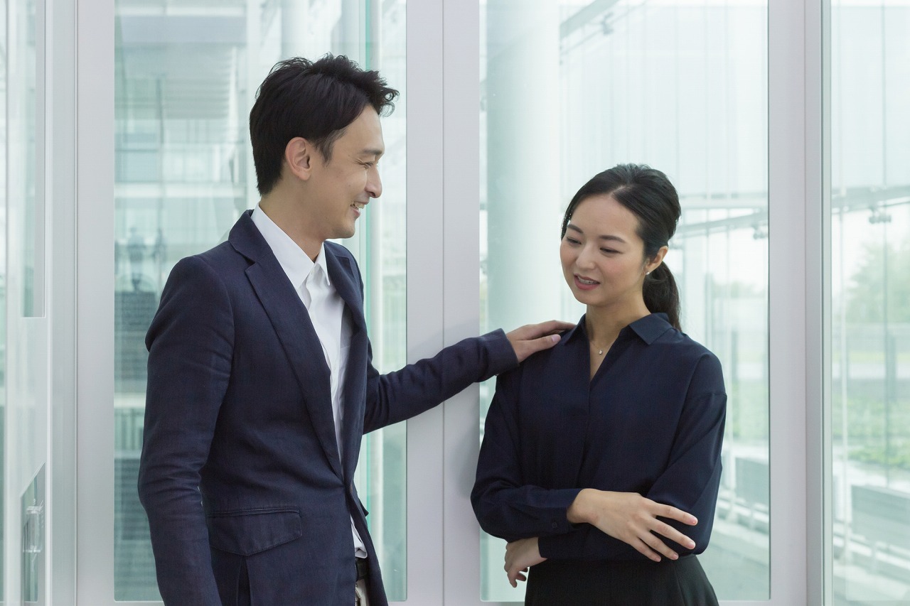 肩を抱く男性心理8選！ 「マイナビウーマン」