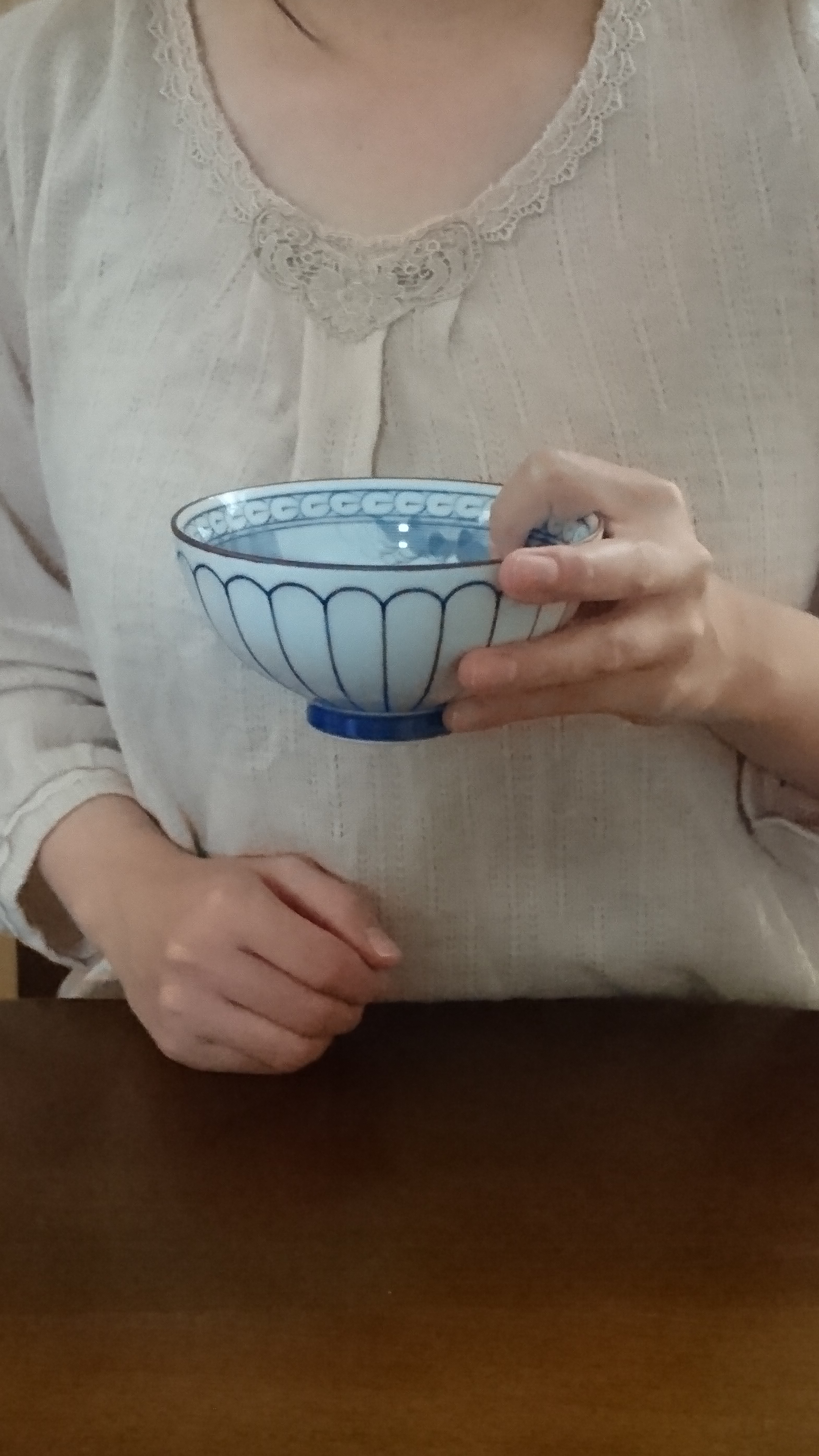 食事のマナー お茶碗の正しい持ち方の写真素材85242924- PIXTA