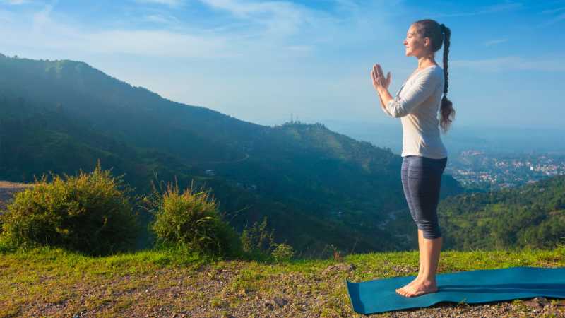 山のポーズ タダーサナ の効果とやり方 ヨガ基本の立ち方 初心者向け軽減法やバリエーション、できない原因別対処法も紹介ここからリンク