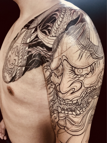 般若・達磨・蛙・桜花 長袖「蛙」はその語呂から、旅行や仕事で遠方から「無事帰る」という意味や、出したお金がまた「返る」という意味の縁起物とされております。また、3本足の蛙は、前と左右の財をかき集めることから、3本足になったと言われるくらい、財運を