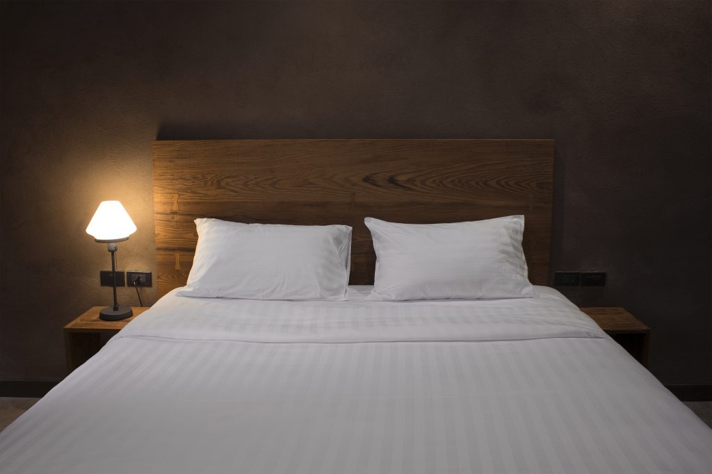 就寝前の読書がはかどるクリップで留める読書灯「EVERISE Clip Book Light」 これ買ってよかったライフハッカー・ジャパン