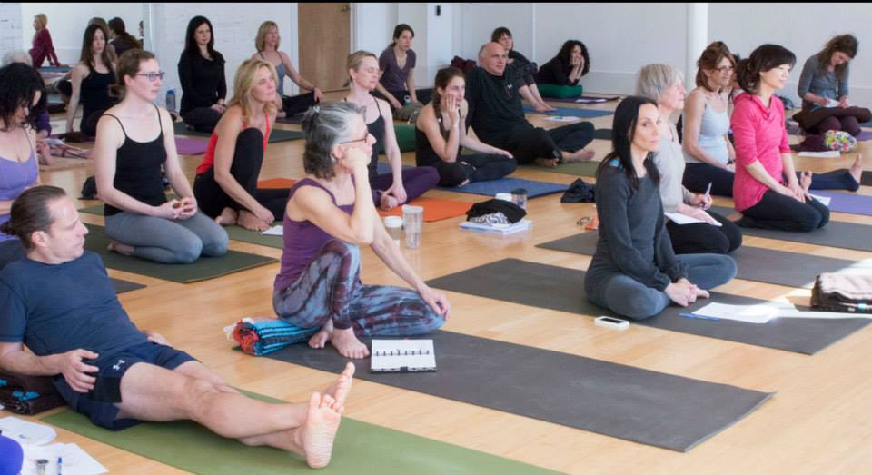 痛くない後屈 後屈のポーズで腰が痛くなる人と効果的に行うことができる人の違いとはヨガジャーナルオンライン