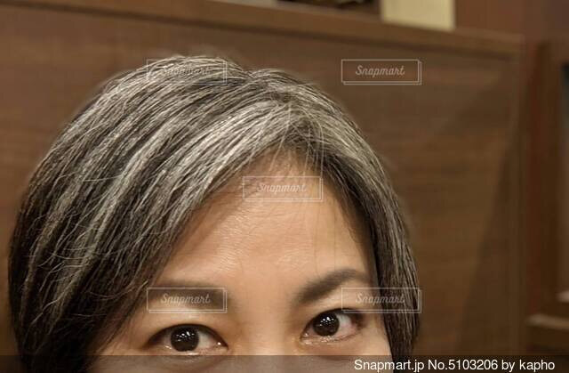 白髪は高齢女性の問題ではない 広がる「おしゃれグレイ」