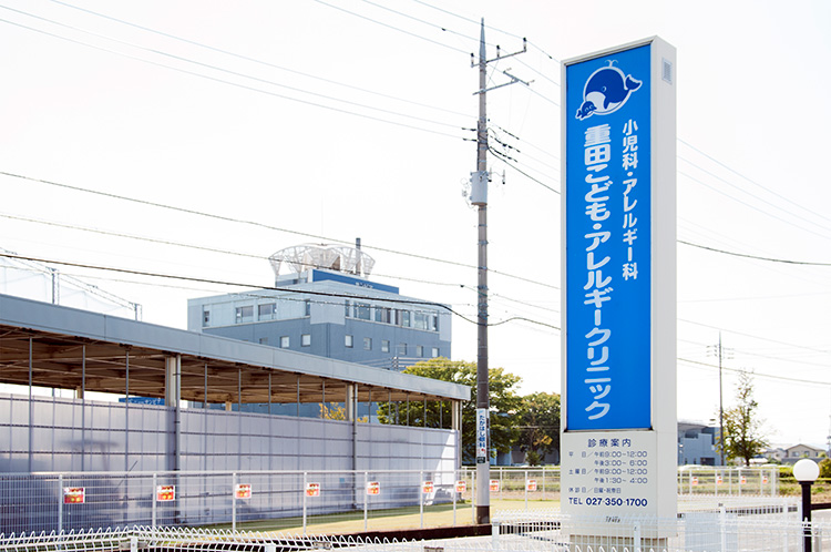 当院の駐車場について当院の駐車場は近隣3ヶ所に点在しております🚗 合わせて20台が停められ利用になっておりますが、 敷地内・月極め駐車場 には他の契約者の方もいらっしゃる駐車場です。 各所に案内看板とアスファルト面には「クリニック・薬局」の表記がご