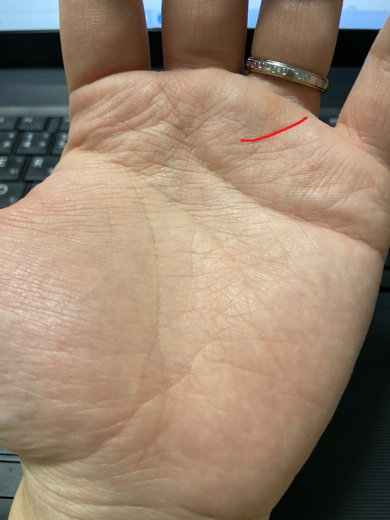 左手の薬指をついつい見ちゃうならご注意を。気遣いのある人がする「見ない・言わない・気づかない」毎日が発見ネット