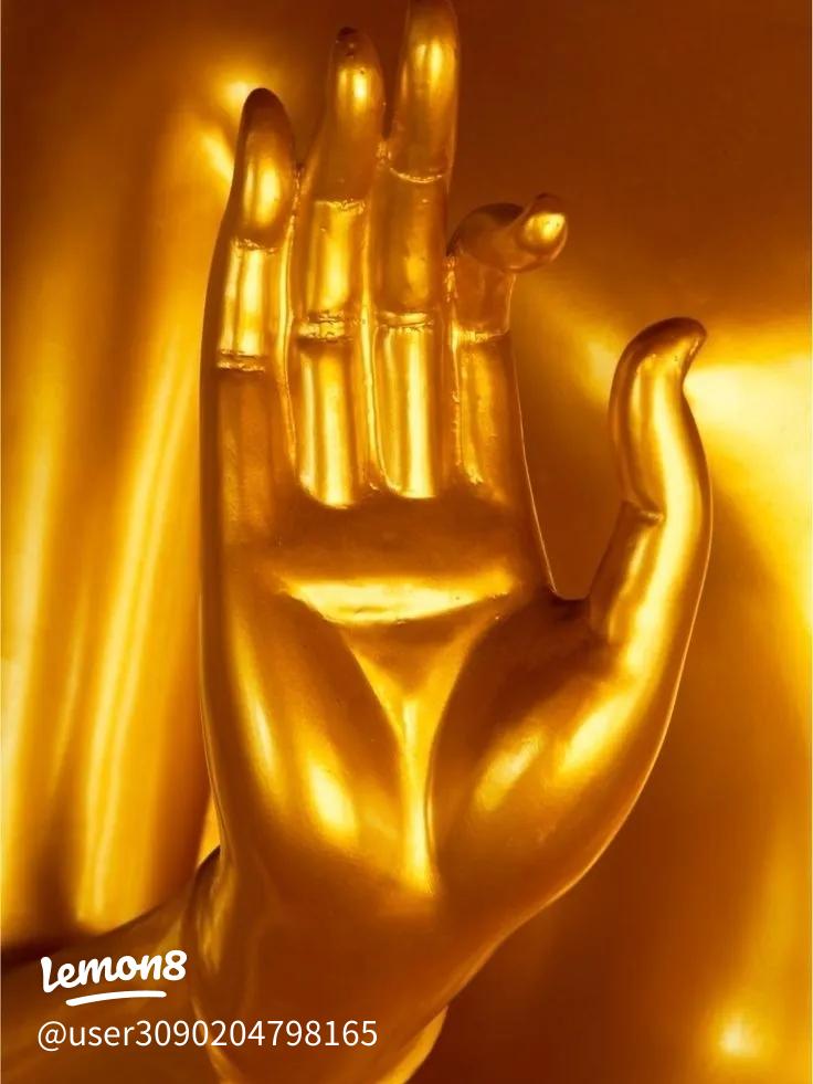 こんにちは！ お待たせしました今月の待受です！ 今日は2022年6月の金運アップ待ち受けです✨ 今月は七赤金星の月。自分よりも他人を優先するおもてなしの心を大切に。 人のために出し惜しみをすると、運気が下がってしまいます。 お金を使うなら食に関するものに使うと