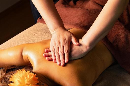 オイルマッサージを受ける日本人女性 10142001544 の写真・イラスト素材アマナイメージズ