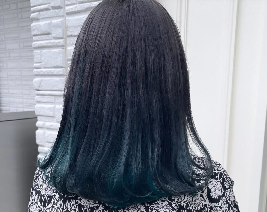 裾カラー💙. 毛先ブリーチ・ネイビー＆水色 ¥16500 カット ¥5500 ブルーカラーネイビーヘアネイビーカラー青髪水色ハイトーンカラーケアブリーチ裾カラーグラデーションカラーボブボブヘア