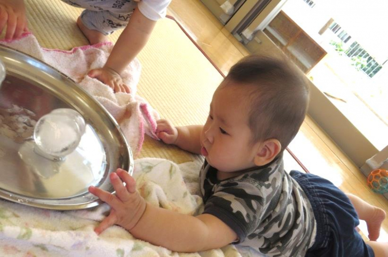 氷あそびしたよ ０歳児神戸市の幼保連携型認定こども園神戸夢