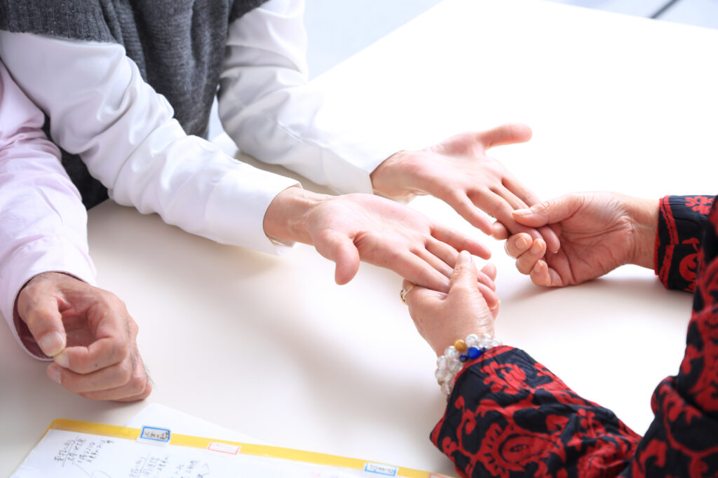 手相のスター線って何？宝くじが当たるって本当？位置別の意味を紹介