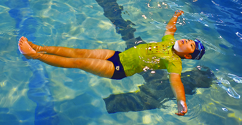 服を着たままプールにイン👀⁉️ 夏休み前の安全指導として 市内の小学校で 着衣泳が行われました✨️🌈 いざというときは 「浮いて待て❗慌てるな❗」です🙌 それにしても皆楽しそう💙夏休みプール水の事故から自分の命を守ろう磐田っていいないいわたし磐田