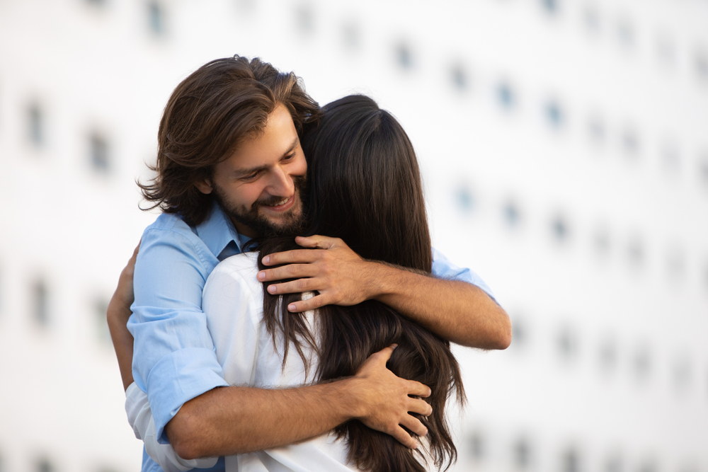 背中をボディタッチする男性の心理6選さするのは好意の表れ？BELCY