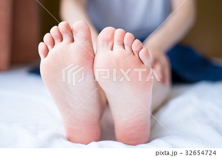 医師監修 足が臭い女性の特徴は心優しいこと？臭いの原因と対策まで解説