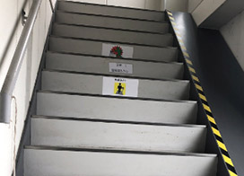 交通 航空機から乗り降りする階段に注意、ステップ車転落防止ポスター株式会社ブライト