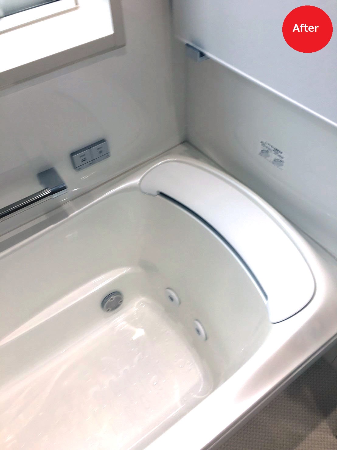 黒い浴槽の水垢をクリーニング