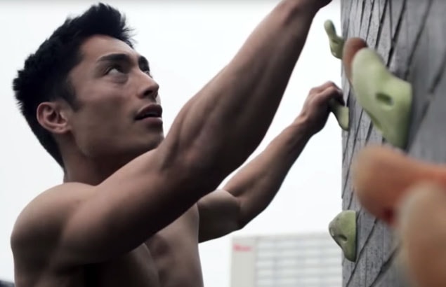 鏡を見て、剃刀で脇毛を剃る男の写真素材・画像素材 Image 40442055