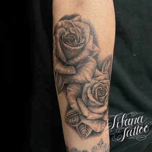 ブラック&グレー バラ東京の渋谷・秋葉原・原宿でタトゥースタジオはSunsqlit Tattoo