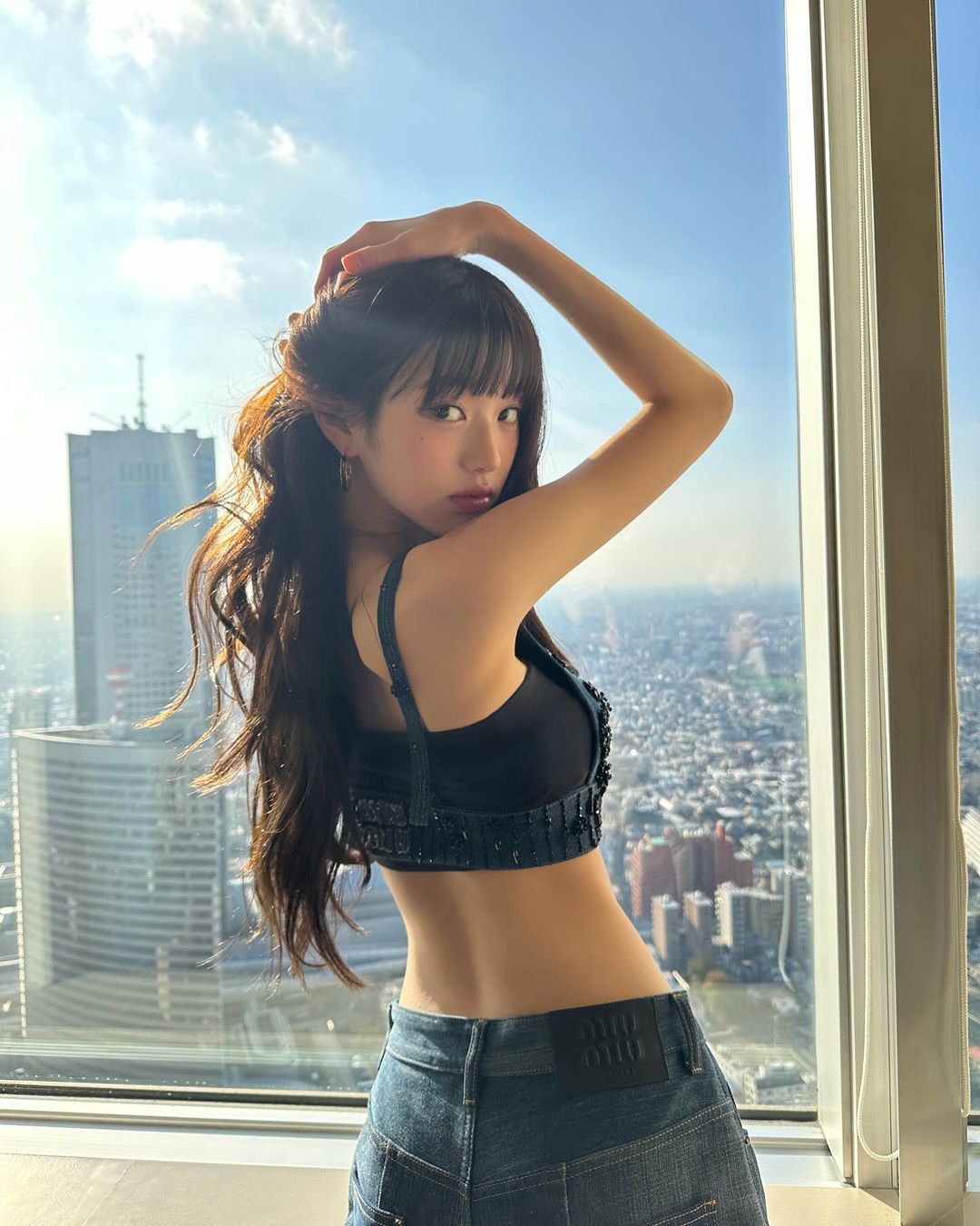 ウォニョンもやってる全身引き締めピラティス🩰 ⁡ 自宅で出来るバージョンになります✊ ⁡ 保存して一緒にやってみてね♡ ⁡ ⁡ ①レッグレイズ🔥⁡ 仰向けで脚を上下に動かすことで、 ✔️下腹を集中引き締め ✔️腹直筋＆腸腰筋にアプローチ ⁡ ポイント： 腰を反らさずお腹