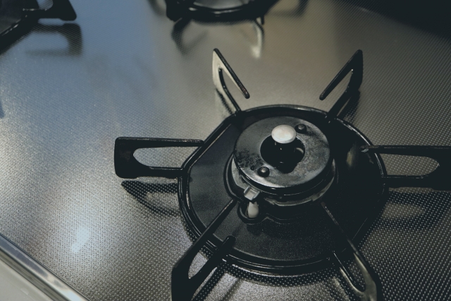 ガスコンロの掃除に重曹が大活躍！焦げ付きや油汚れもピカピカに