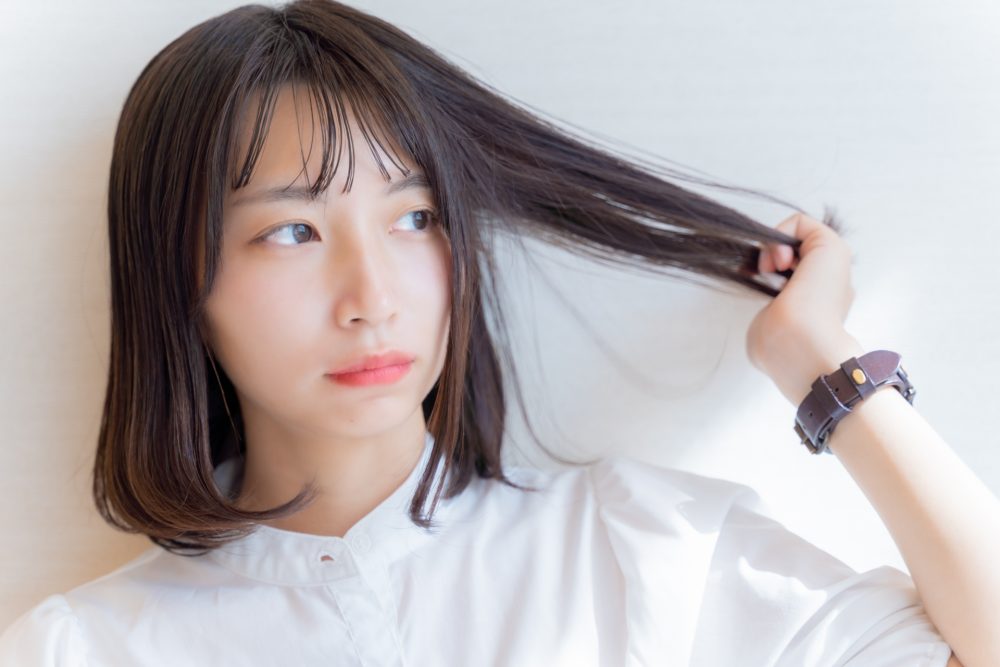 男性が女性の髪を触る心理とは？もしかして脈ありサイン