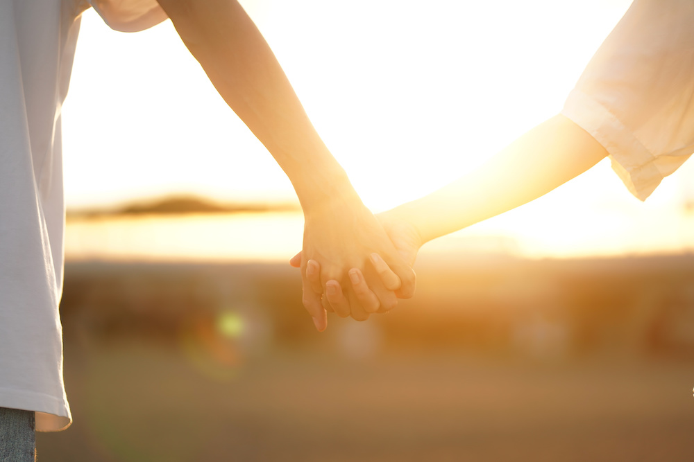 付き合う前に手を繋ぐ女性心理とは？ 繋ぎ方やタイミング・注意点を解説「マイナビウーマン」