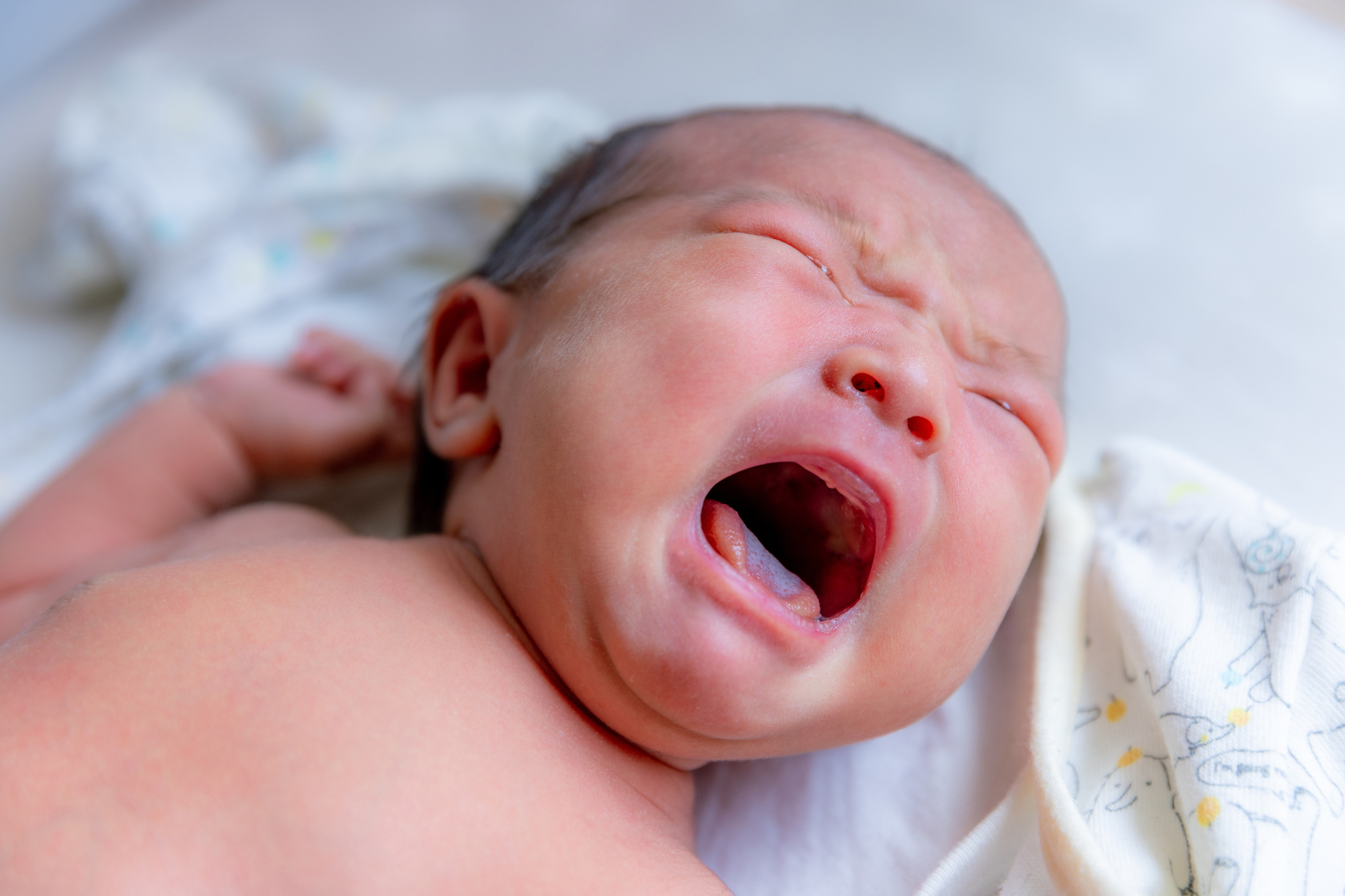 新生児の手足バタバタはなぜ？動きすぎて寝ない場合どうすべき？ - 株式会社エバーセンス