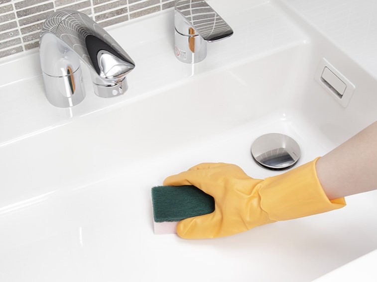 陶器製の手洗いや洗面器についた頑固な水垢をクエン酸で掃除する方法