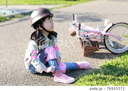 子どもを抱っこして自転車は転倒、転落事故の危険性過去6年間で32件 2022年11月16日