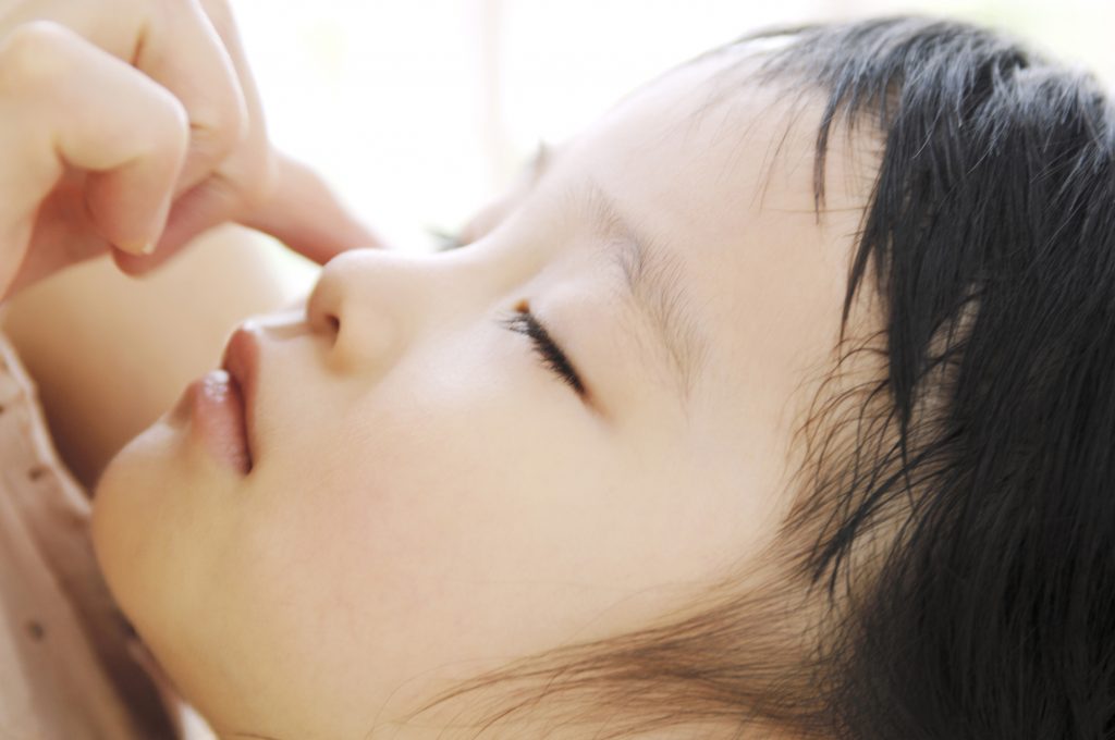 一瞬で寝る！赤ちゃん・子供が眠くなるツボ＆マッサージ！寝かしつけが楽に！ YOTSUBA よつば