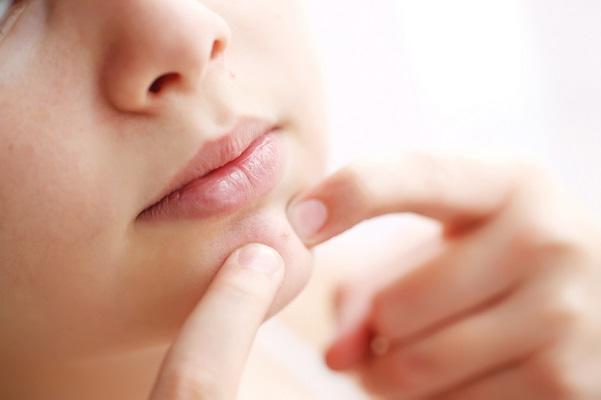 あごの角栓の原因や対策とは？ザラつきのないつるつる素肌になれる方法やおすすめアイテムを紹介！ONEcosme