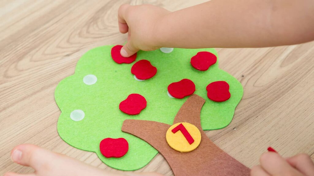 親子で一緒に作ってお家で遊ぼう♪すぐにできちゃう手作りおもちゃ7選