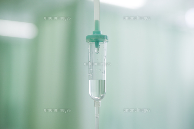 点滴を受けている女の子 - フリー素材集「イラストのっく」