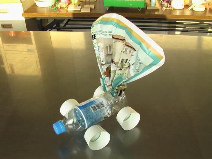 梨郷小学校職員室:２年生生活科 風で動くおもちゃ